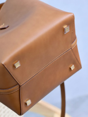 Yves Saint Laurent Beuteltasche Größe: 26 x 20 x 12 cm