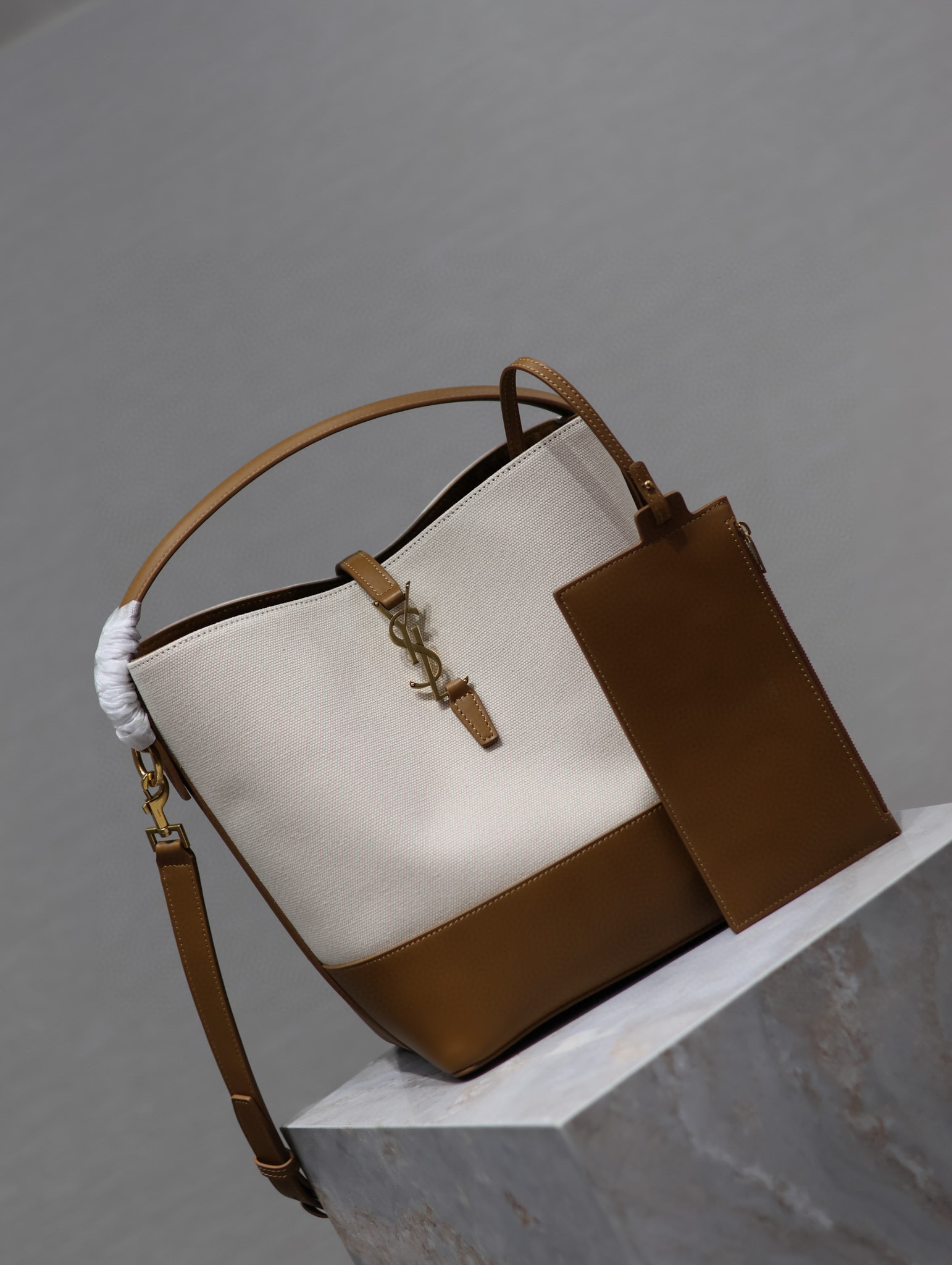 Yves Saint Laurent Beuteltasche Größe: 26 x 20 x 12 cm