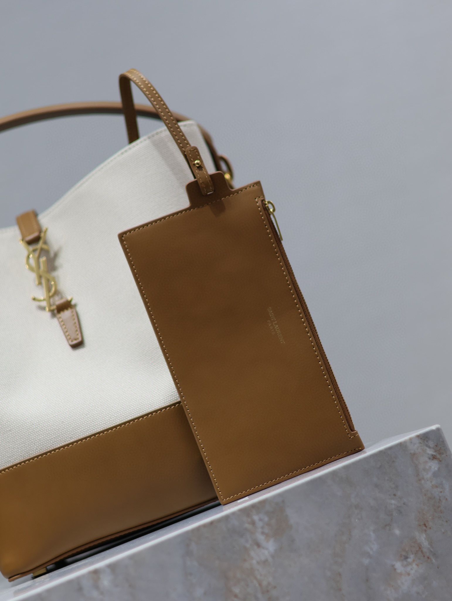 Yves Saint Laurent Beuteltasche Größe: 26 x 20 x 12 cm