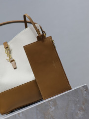Yves Saint Laurent Beuteltasche Größe: 26 x 20 x 12 cm