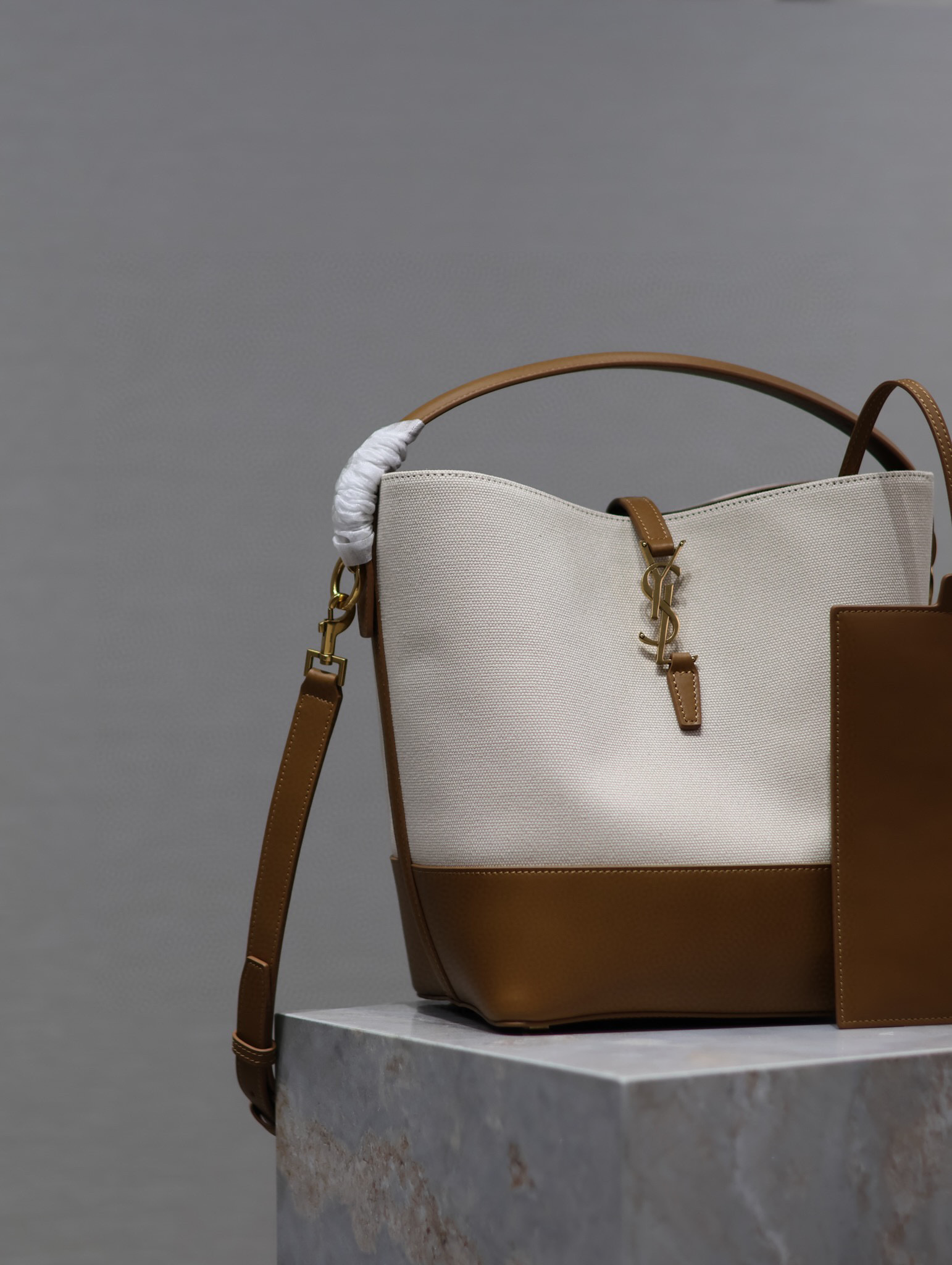 Yves Saint Laurent Beuteltasche Größe: 26 x 20 x 12 cm