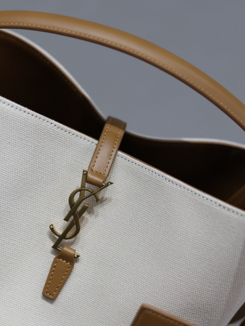 Yves Saint Laurent Beuteltasche Größe: 26 x 20 x 12 cm