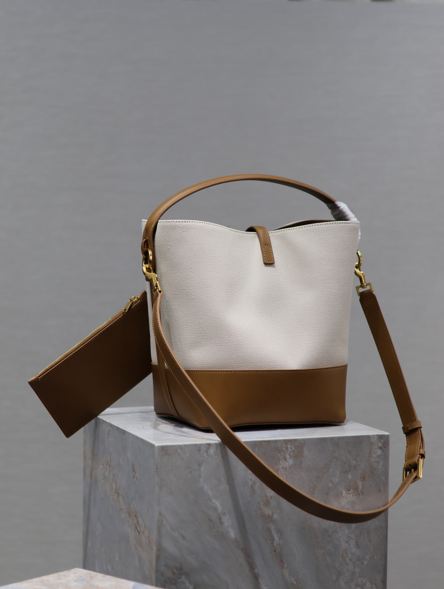 Yves Saint Laurent Beuteltasche Größe: 26 x 20 x 12 cm