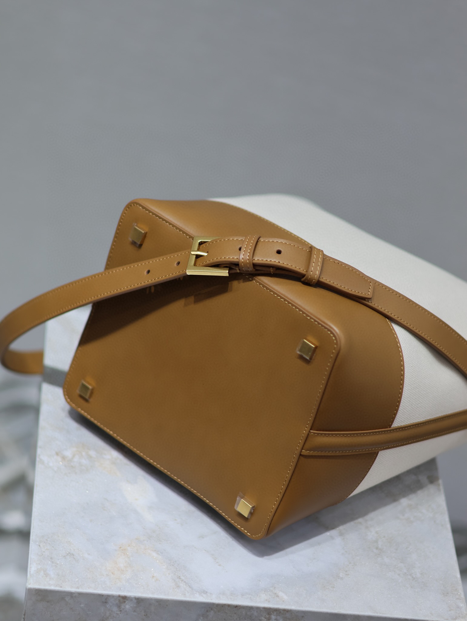 Yves Saint Laurent Beuteltasche Größe: 26 x 20 x 12 cm
