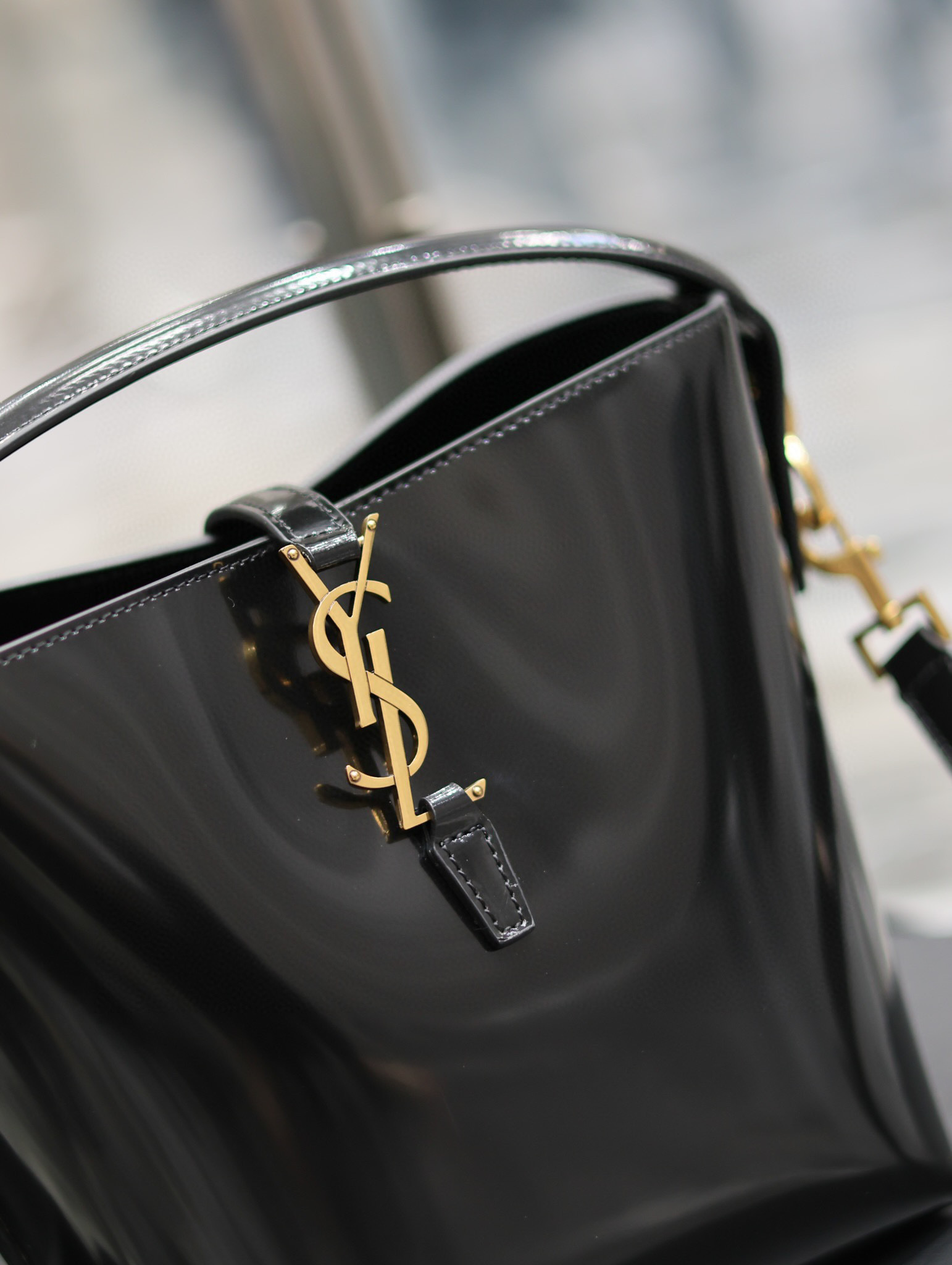 Yves Saint Laurent Bucket bag Size：17*20*13cm