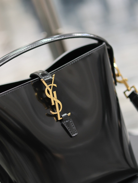 Yves Saint Laurent Bucket bag Size：17*20*13cm