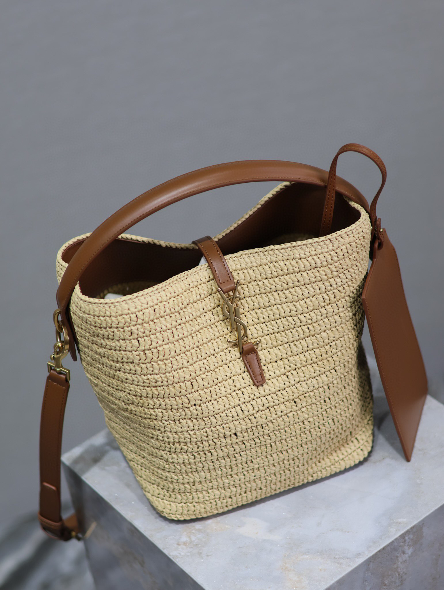 Yves Saint Laurent Beuteltasche Größe: 20 * 25 * 16 cm