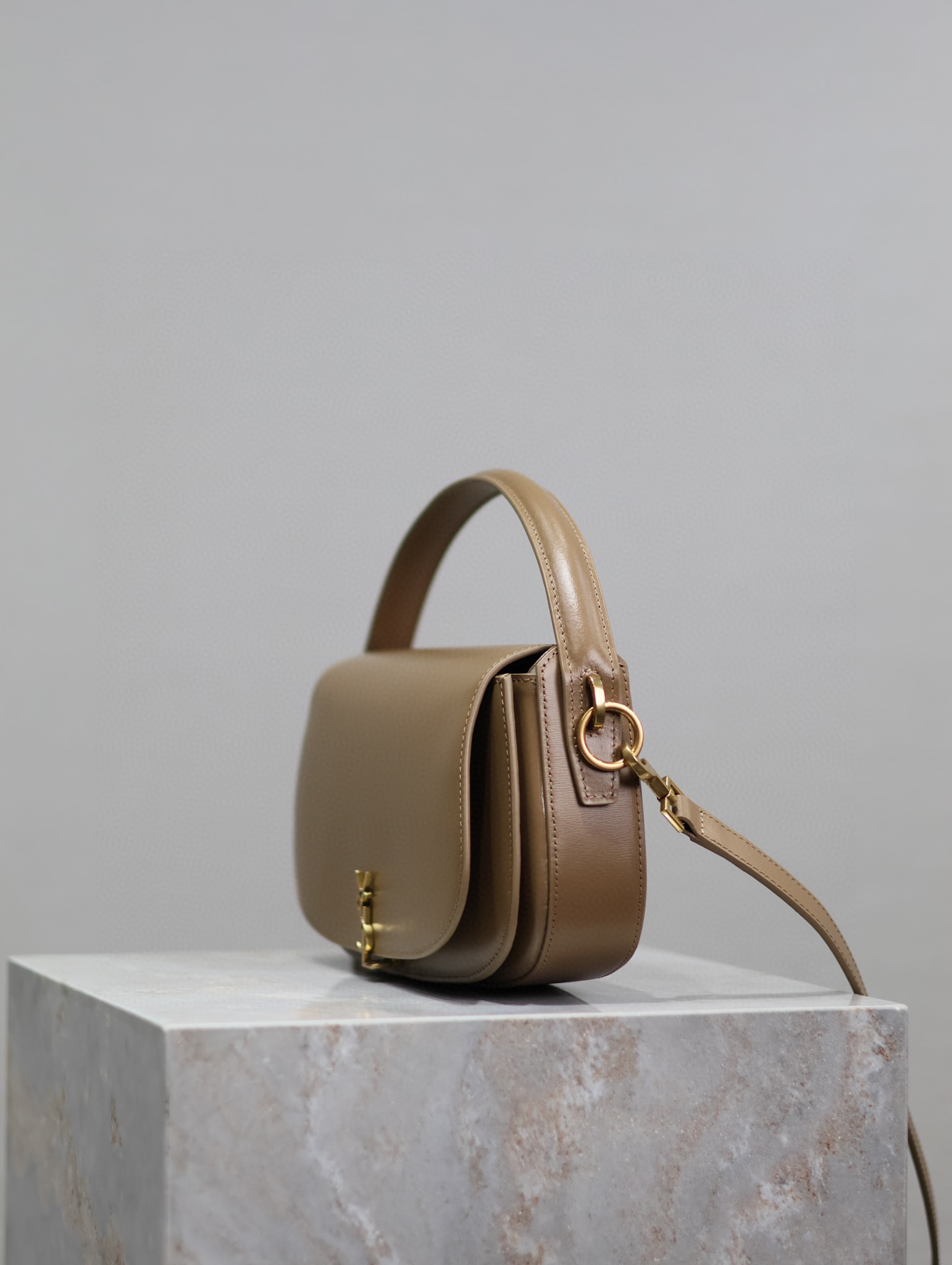 Yves Saint Laurent Voltaire Tasche Größe: 24 * 15 * 5 cm