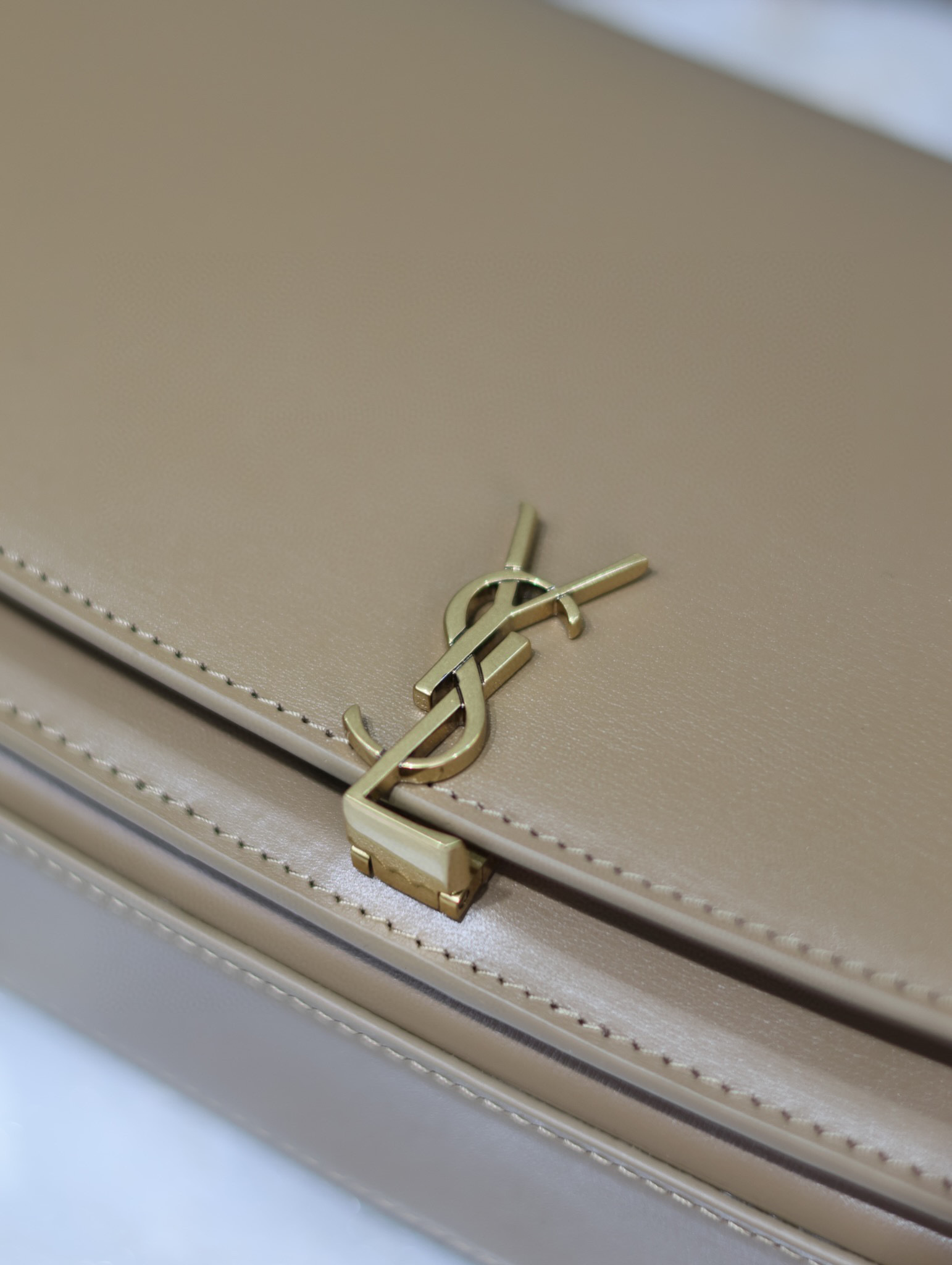 Yves Saint Laurent Voltaire Tasche Größe: 24 * 15 * 5 cm