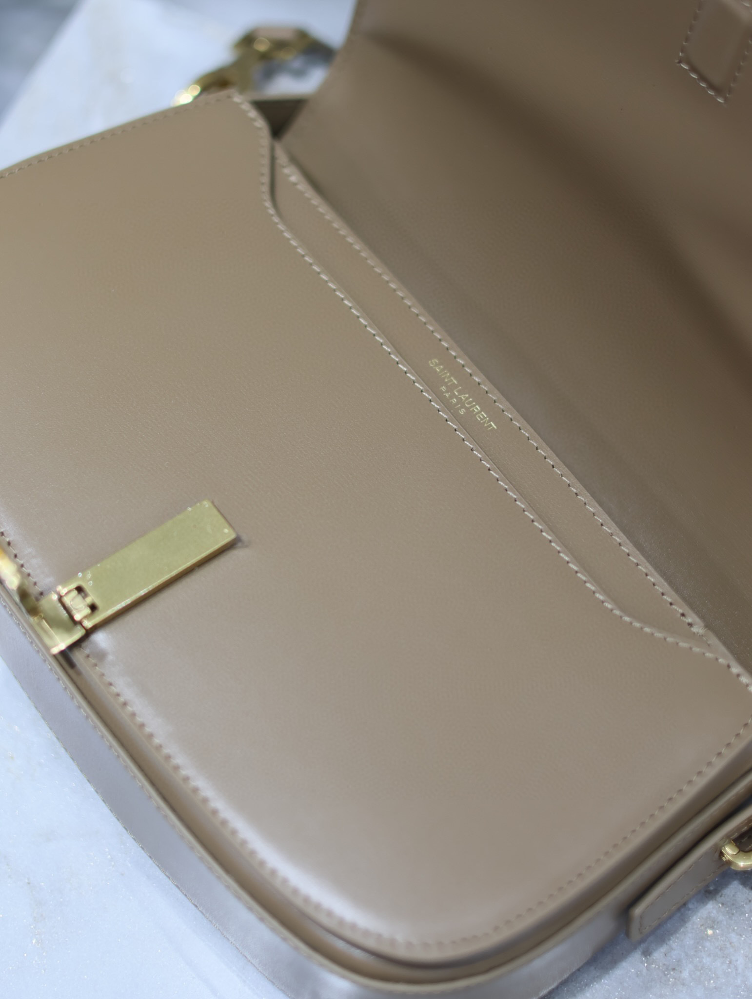 Yves Saint Laurent Voltaire Tasche Größe: 24 * 15 * 5 cm