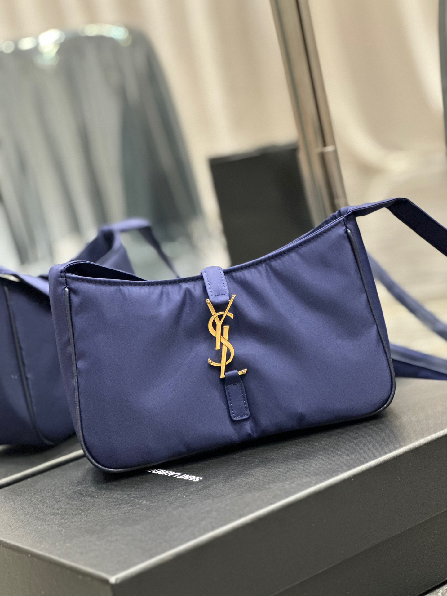 Yves Saint Laurent ole 5a7 Tasche Größe: 25 * 15 * 6 cm