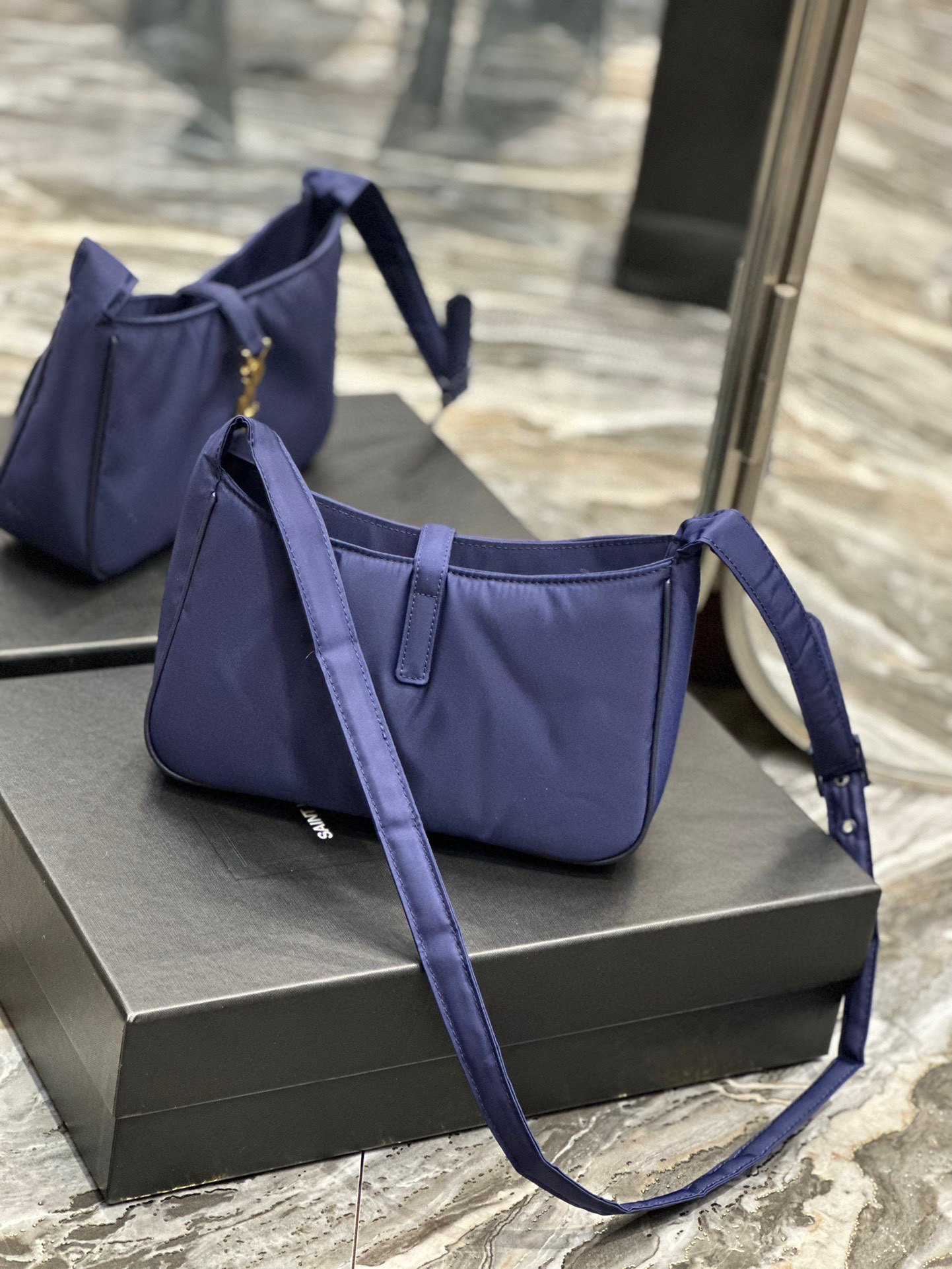 Yves Saint Laurent ole 5a7 Tasche Größe: 25 * 15 * 6 cm