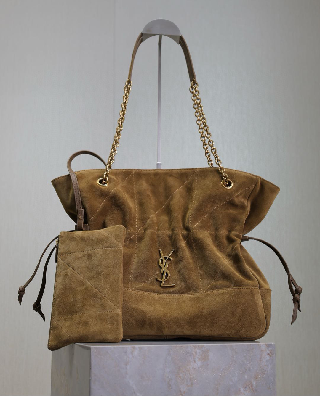 Pochon-Tasche von Yves Saint Laurent. Größe: 27 x 29 x 11 cm