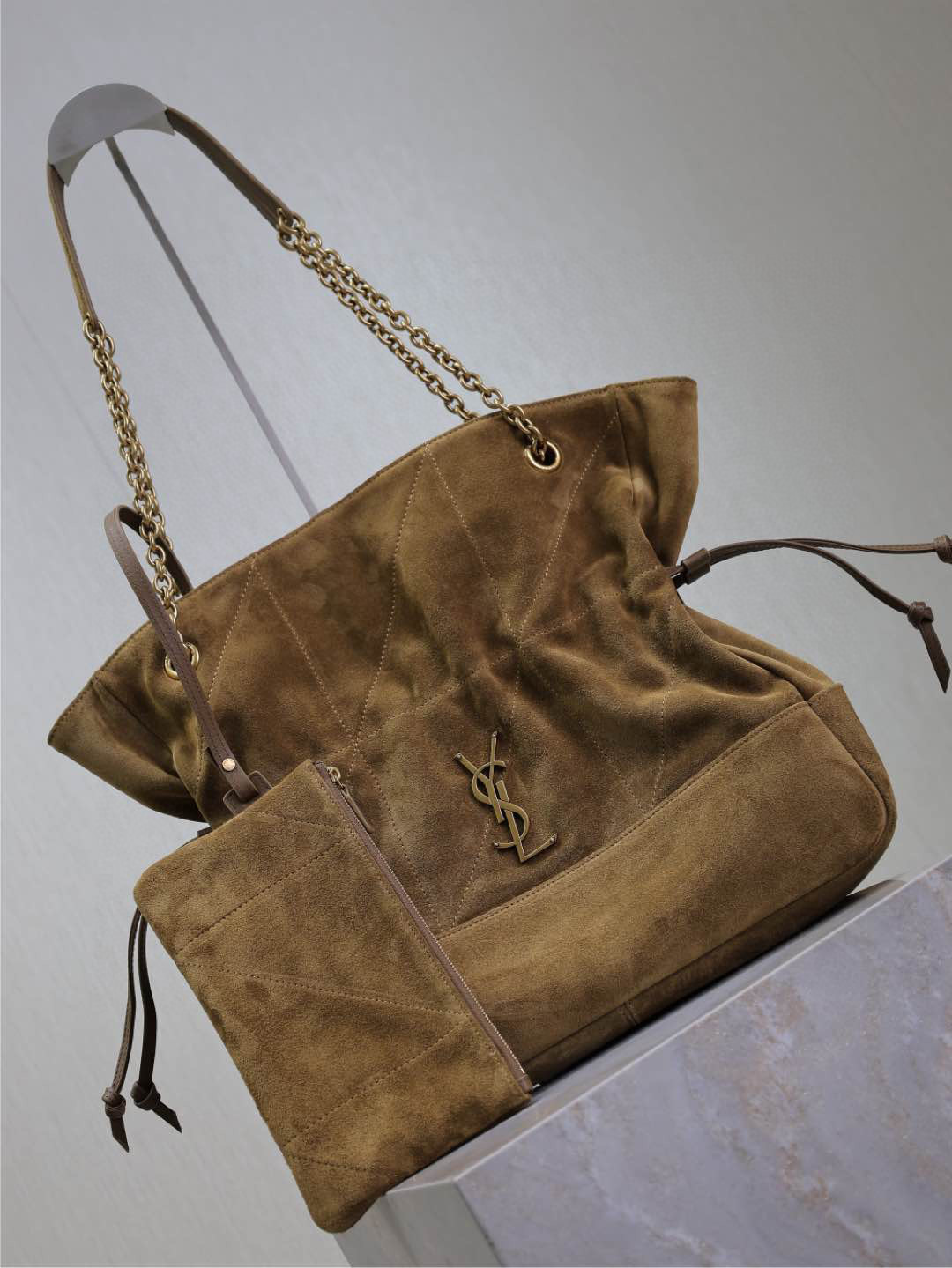 Pochon-Tasche von Yves Saint Laurent. Größe: 27 x 29 x 11 cm