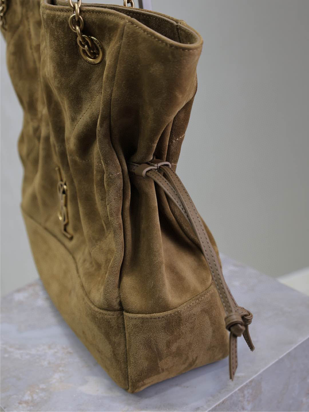 Pochon-Tasche von Yves Saint Laurent. Größe: 27 x 29 x 11 cm