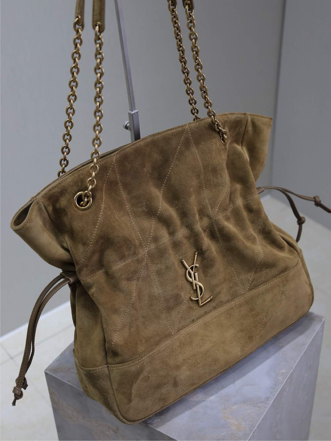 Pochon-Tasche von Yves Saint Laurent. Größe: 27 x 29 x 11 cm
