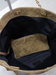 Pochon-Tasche von Yves Saint Laurent. Größe: 27 x 29 x 11 cm