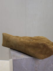 Pochon-Tasche von Yves Saint Laurent. Größe: 27 x 29 x 11 cm