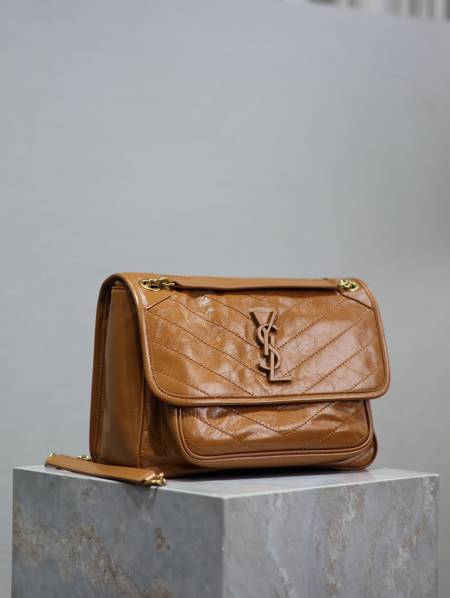 Yves Saint Laurent niki bag Size：28*20.5*8.5cm