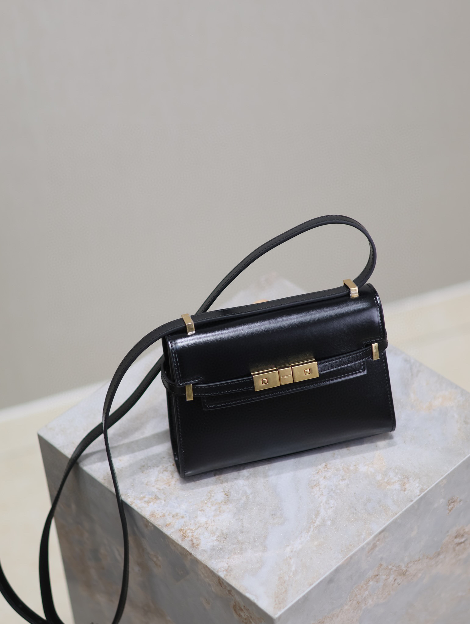 Yves Saint Laurent Mini-Unterarmtasche Größe: 19 x 14 x 4 cm