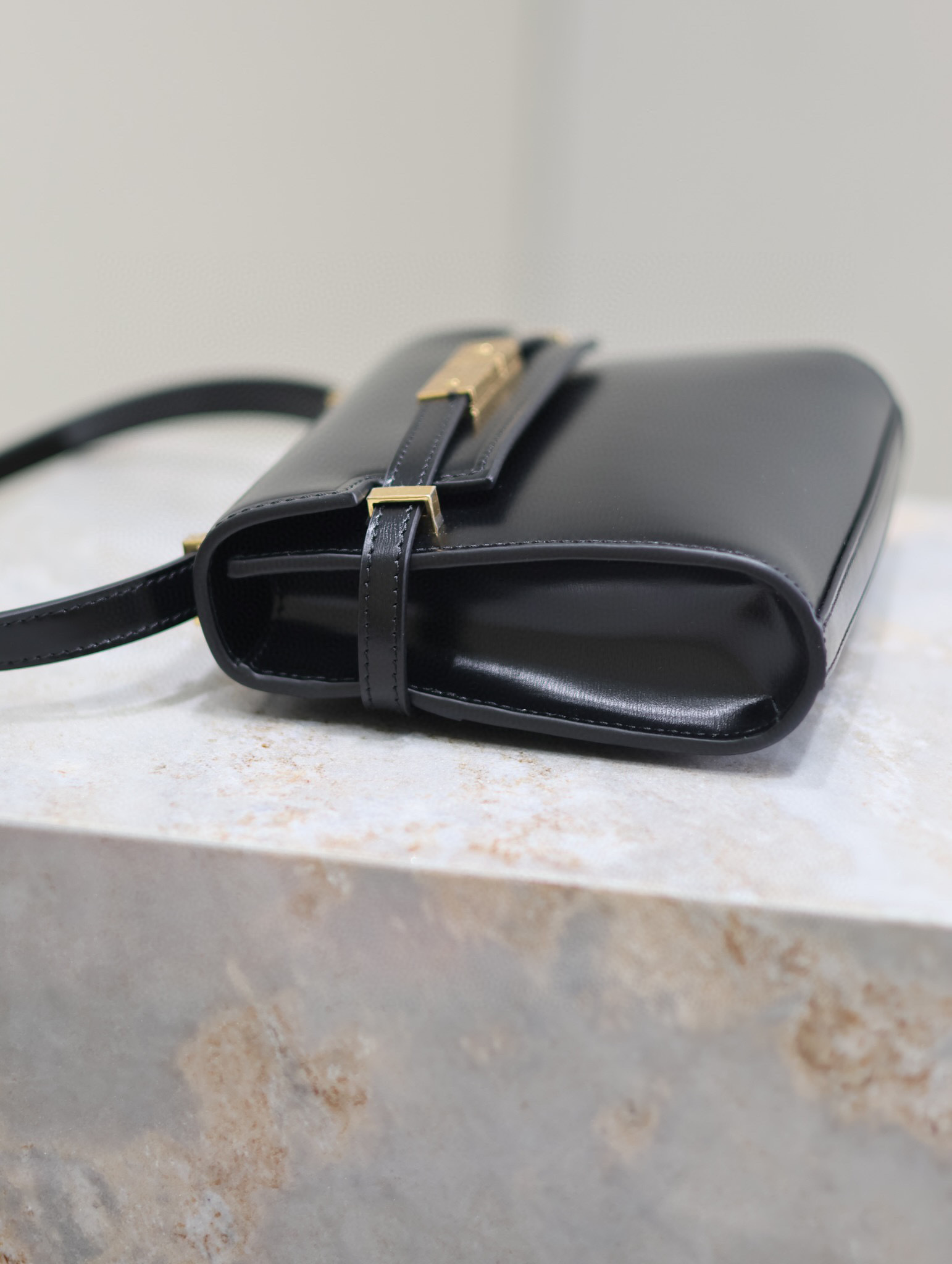 Yves Saint Laurent Mini-Unterarmtasche Größe: 19 x 14 x 4 cm