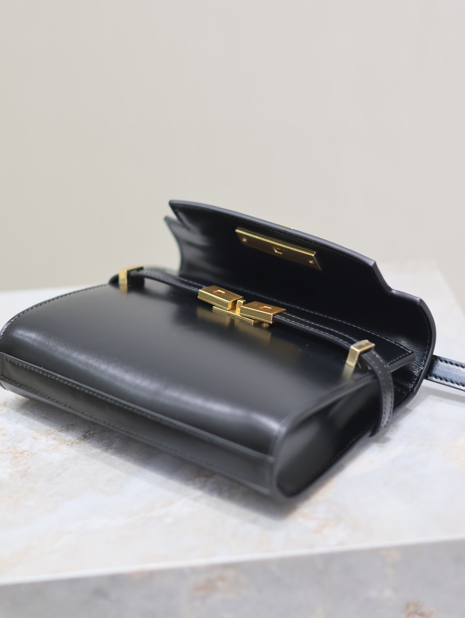 Yves Saint Laurent Mini-Unterarmtasche Größe: 19 x 14 x 4 cm
