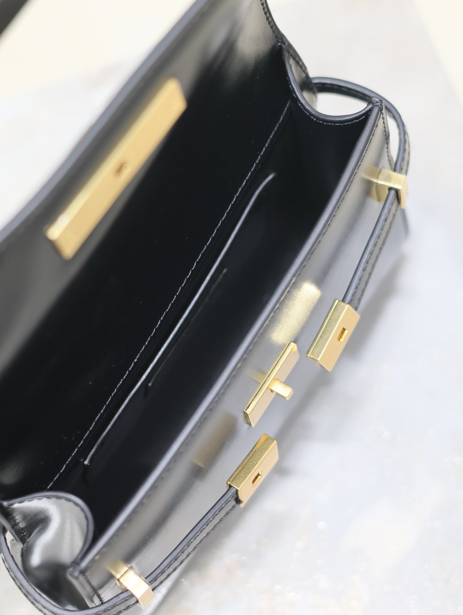 Yves Saint Laurent Mini-Unterarmtasche Größe: 19 x 14 x 4 cm