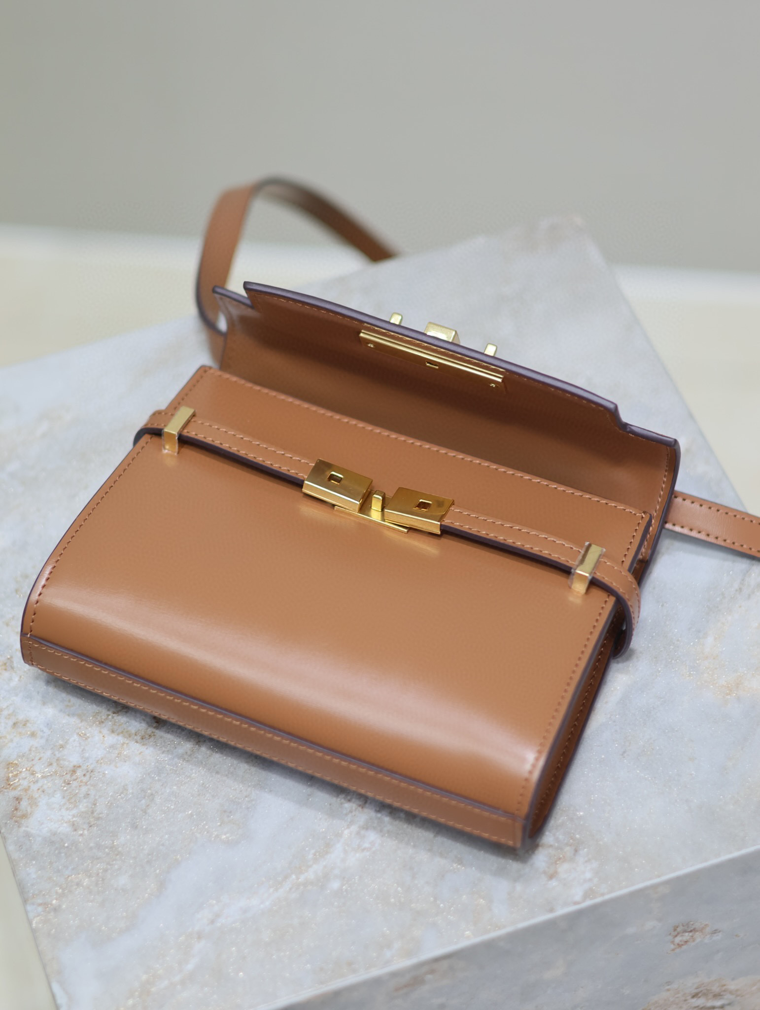 Yves Saint Laurent mini Borsa sottobraccio Dimensioni: 19*14*4cm