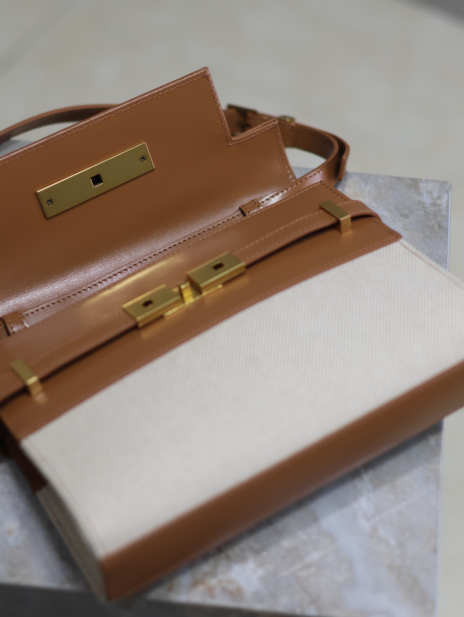 Yves Saint Laurent Mini-Unterarmtasche Größe: 19 x 14 x 4 cm
