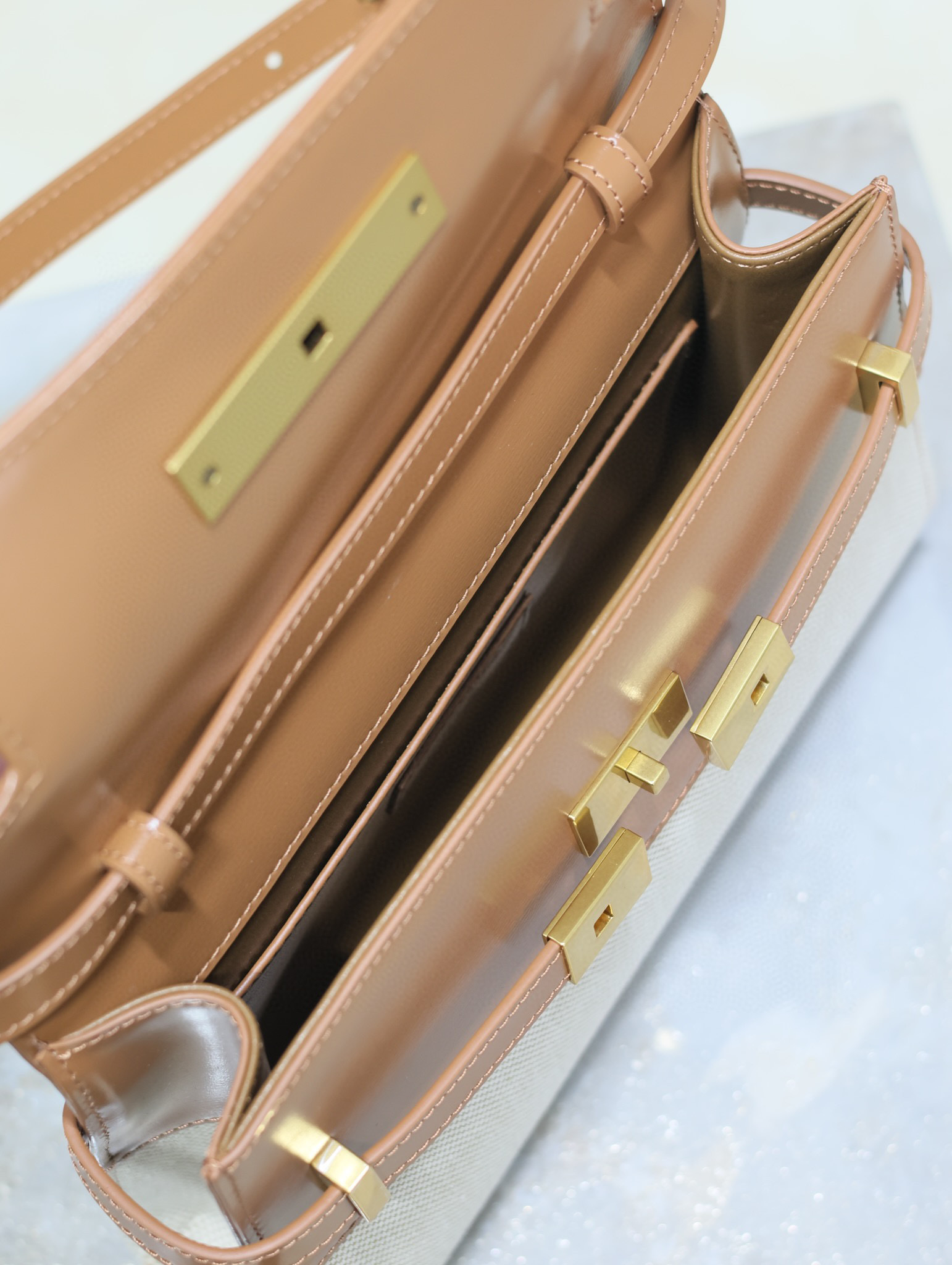 Yves Saint Laurent Mini-Unterarmtasche Größe: 19 x 14 x 4 cm