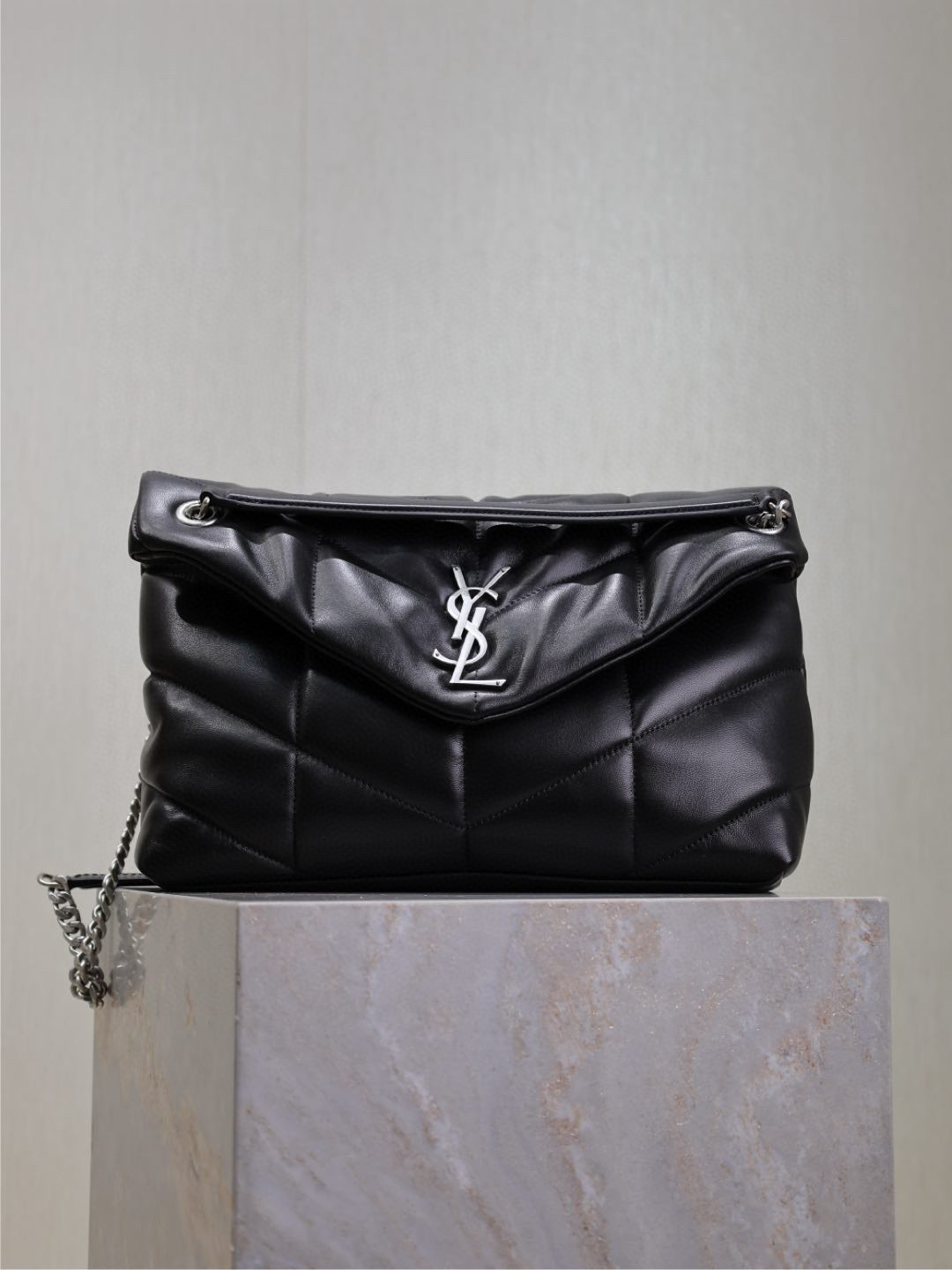 Yves Saint Laurent loulou 羽绒包 尺寸：35*23*13.5cm