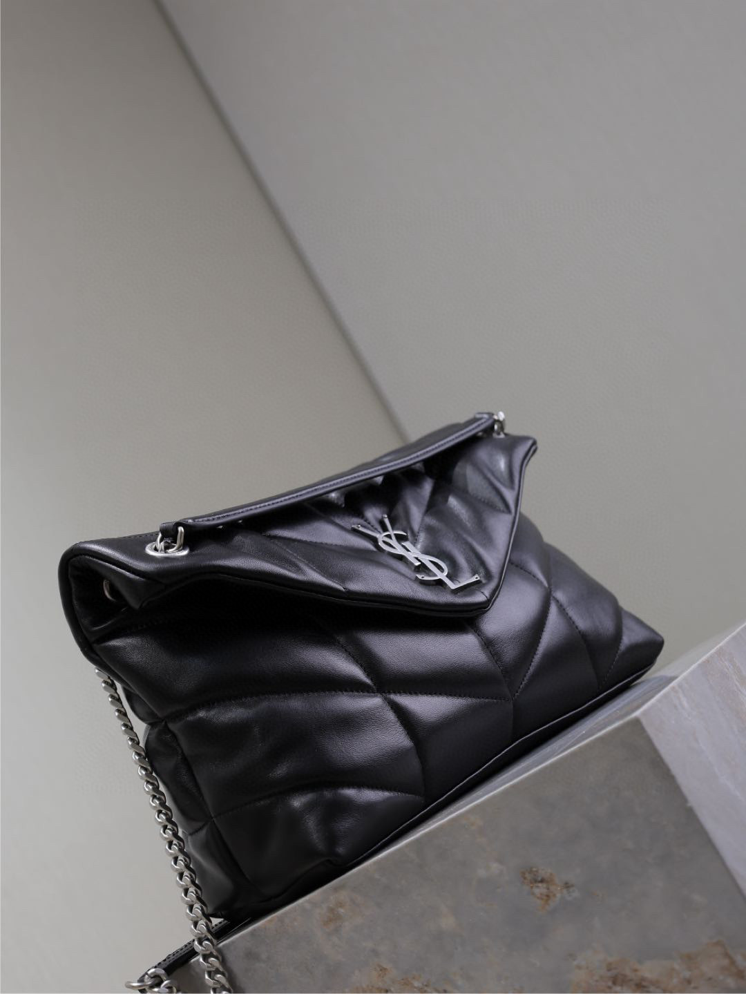 Yves Saint Laurent loulou 羽绒包 尺寸：35*23*13.5cm