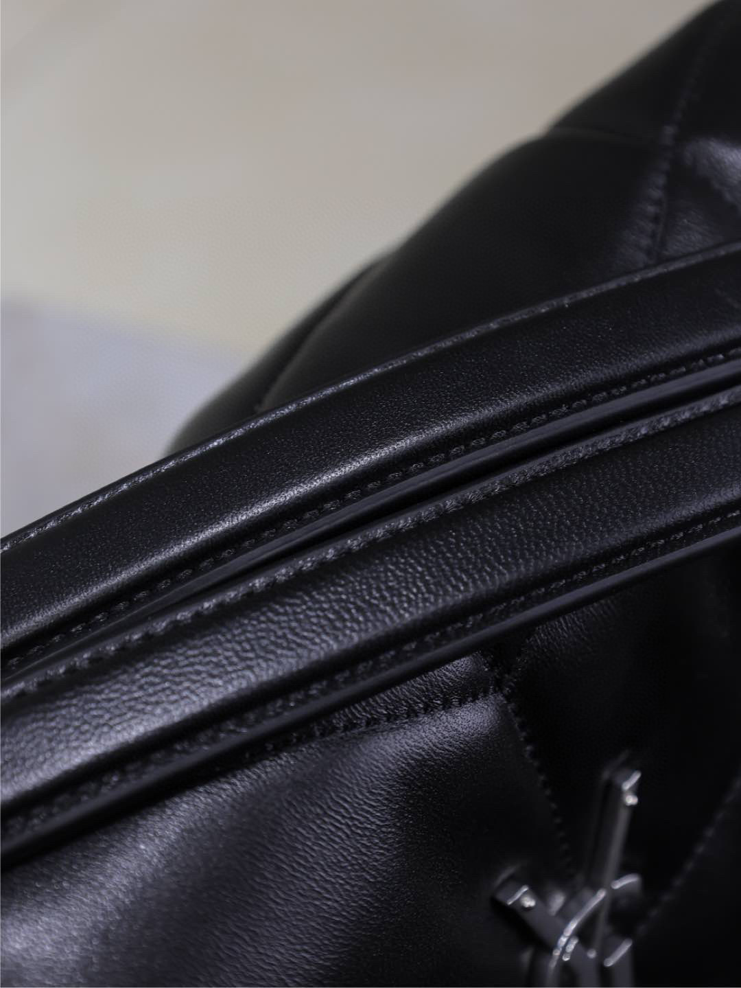 Yves Saint Laurent loulou 羽绒包 尺寸：35*23*13.5cm