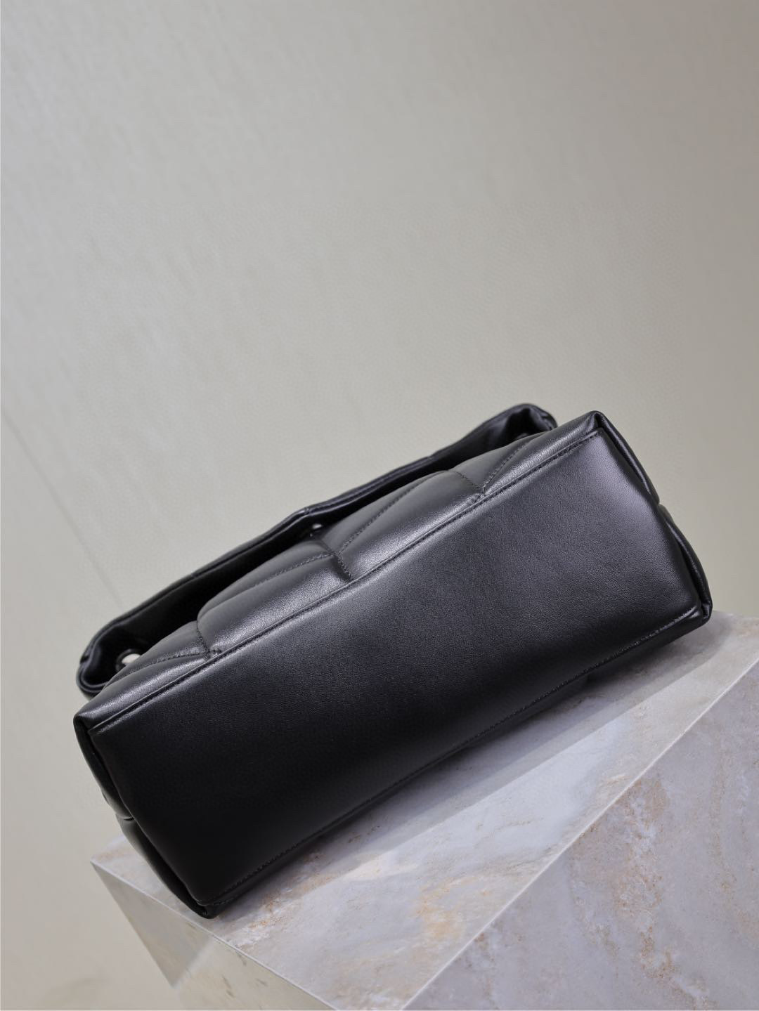 Yves Saint Laurent loulou 羽绒包 尺寸：35*23*13.5cm