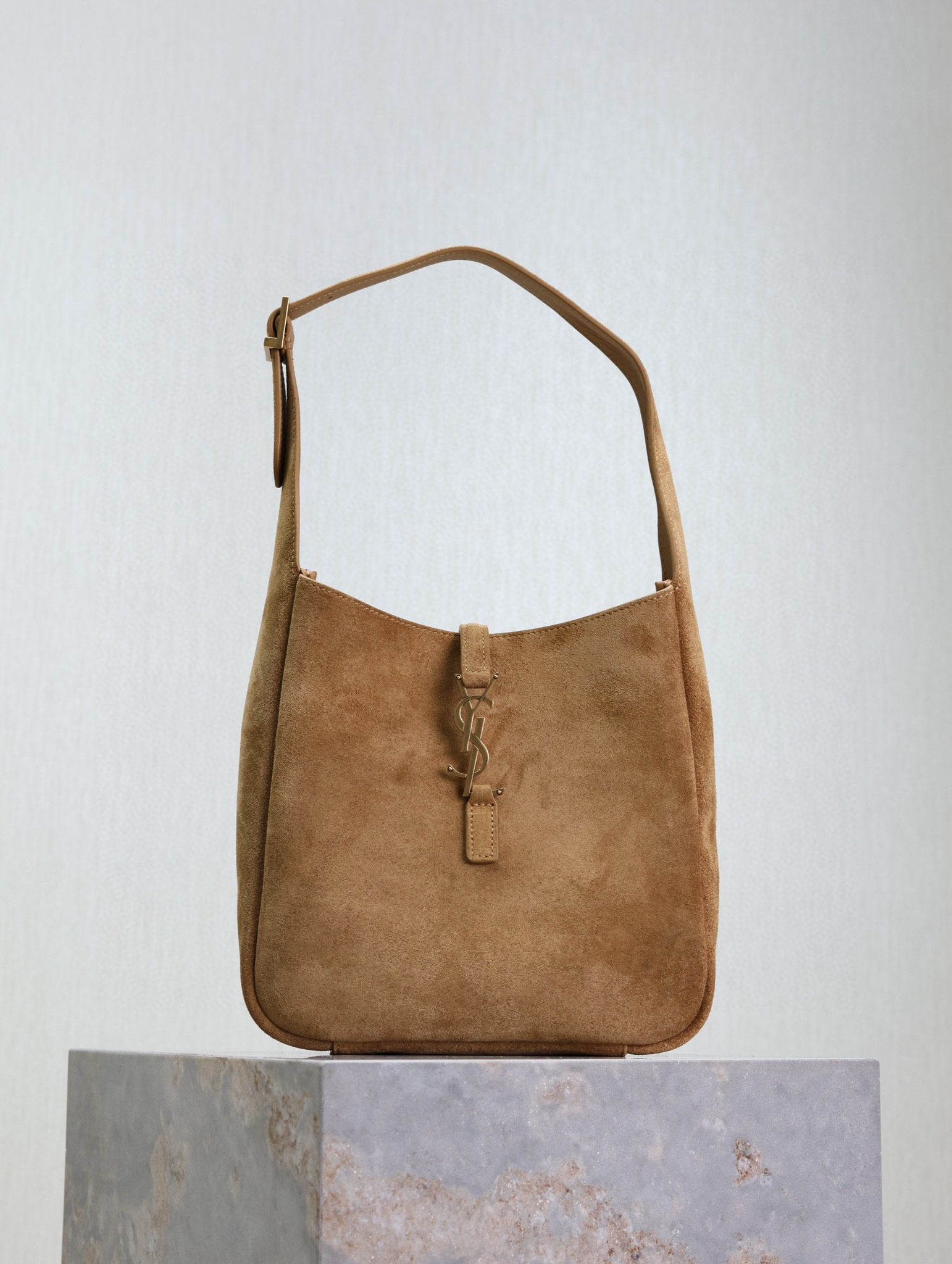 Yves Saint Laurent腋下包尺寸：23*22*8.5cm