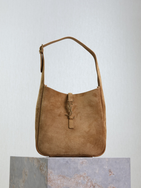 Yves Saint Laurent腋下包尺寸：23*22*8.5cm