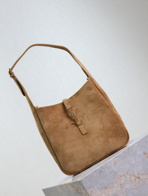 Yves Saint Laurent腋下包尺寸：23*22*8.5cm