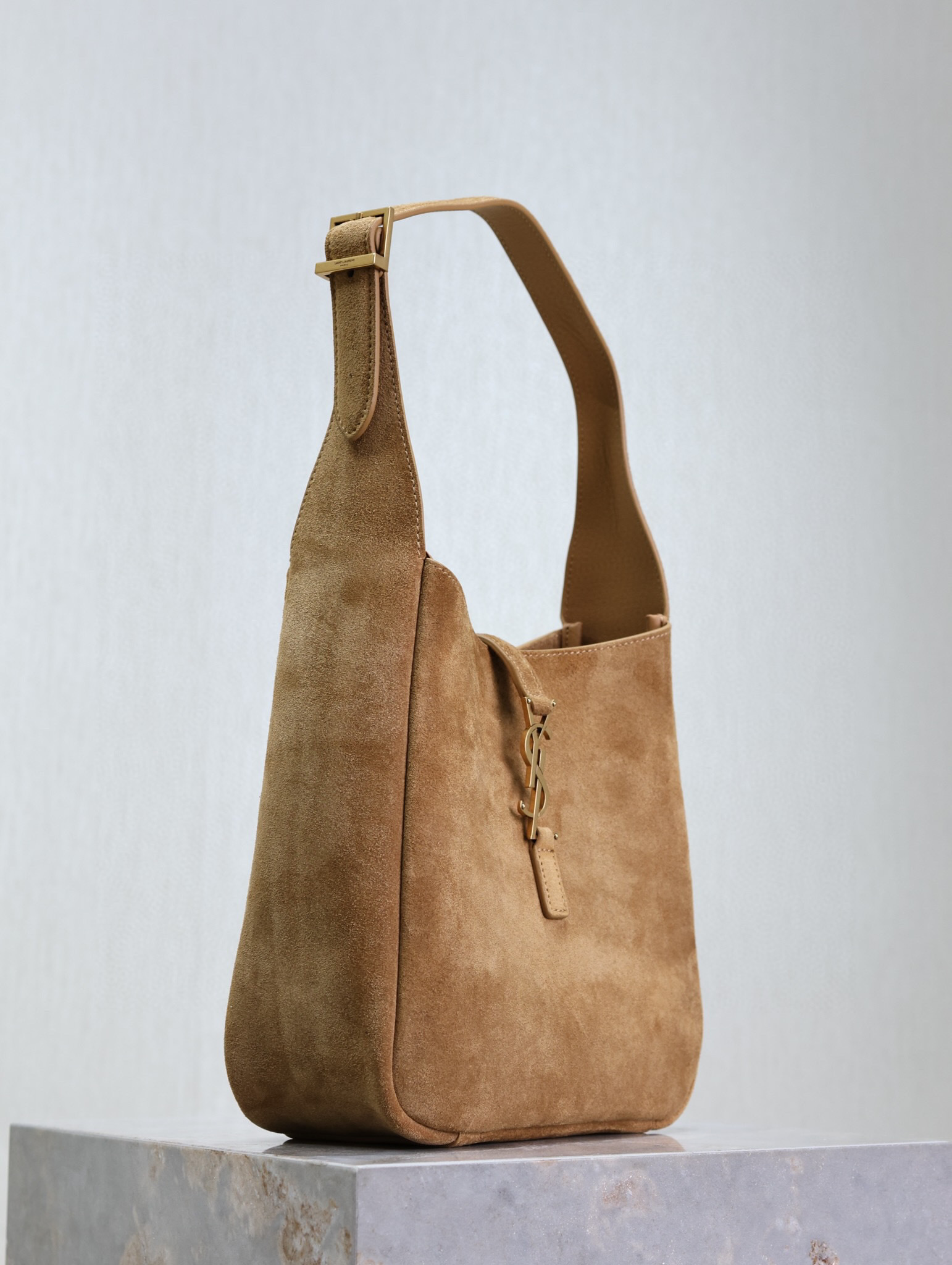Yves Saint Laurent腋下包尺寸：23*22*8.5cm