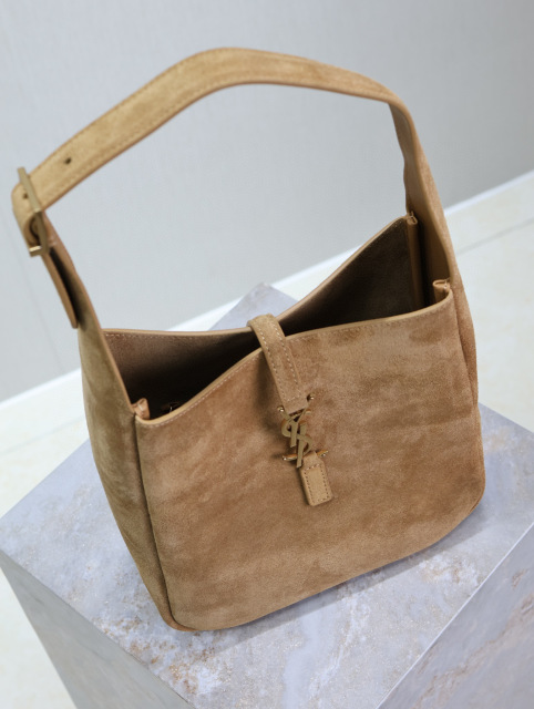 Yves Saint Laurent腋下包尺寸：23*22*8.5cm