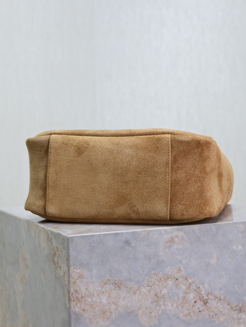 Yves Saint Laurent腋下包尺寸：23*22*8.5cm