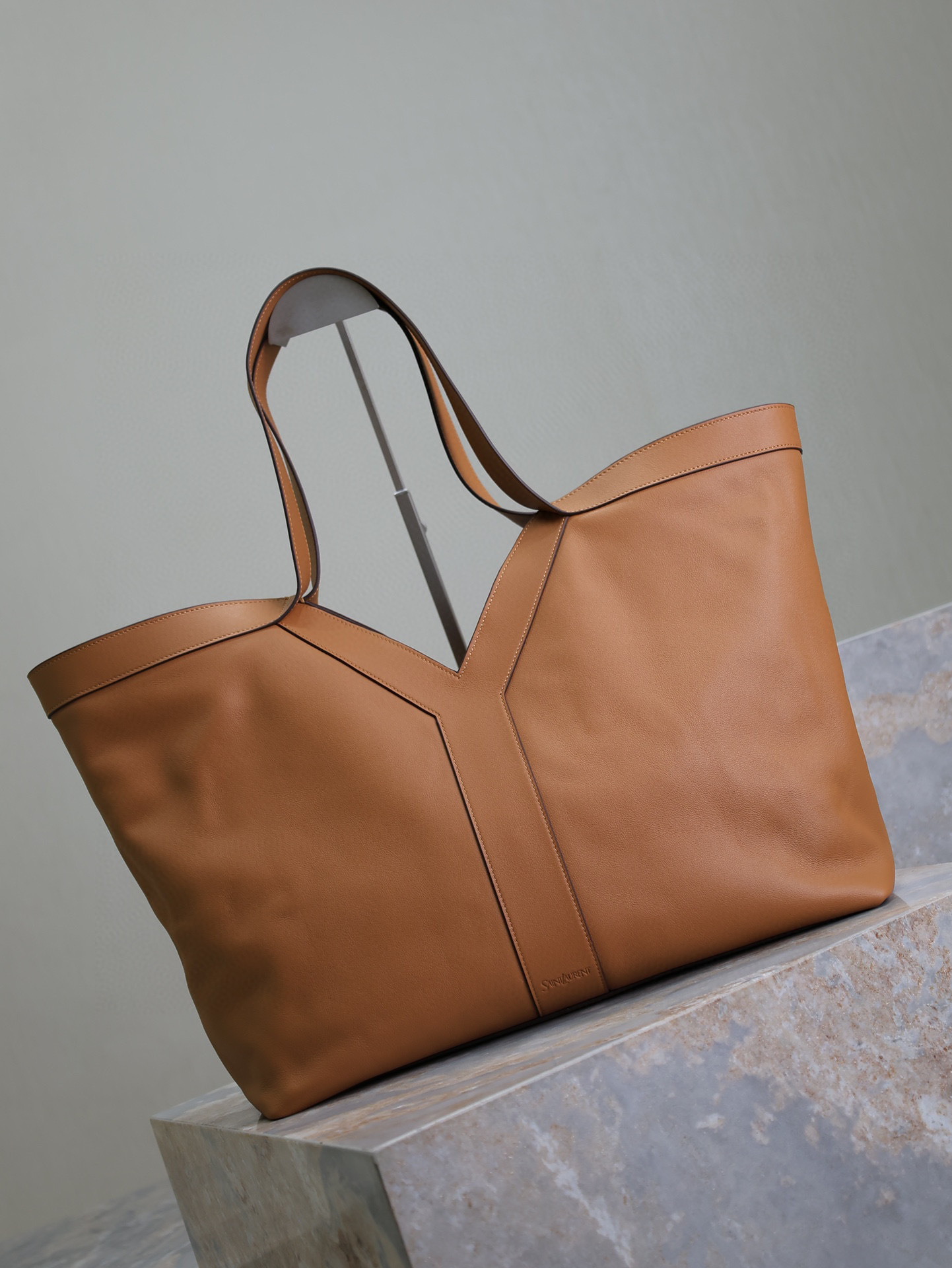 Yves Saint Laurent 新款购物袋 尺寸：50*33*16cm