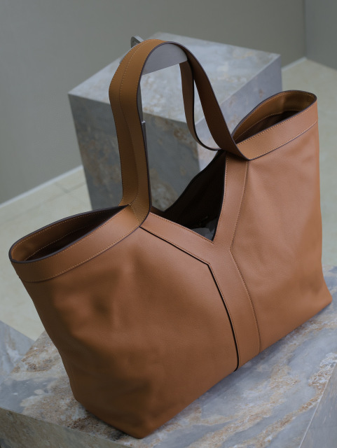 Yves Saint Laurent 新款购物袋 尺寸：50*33*16cm