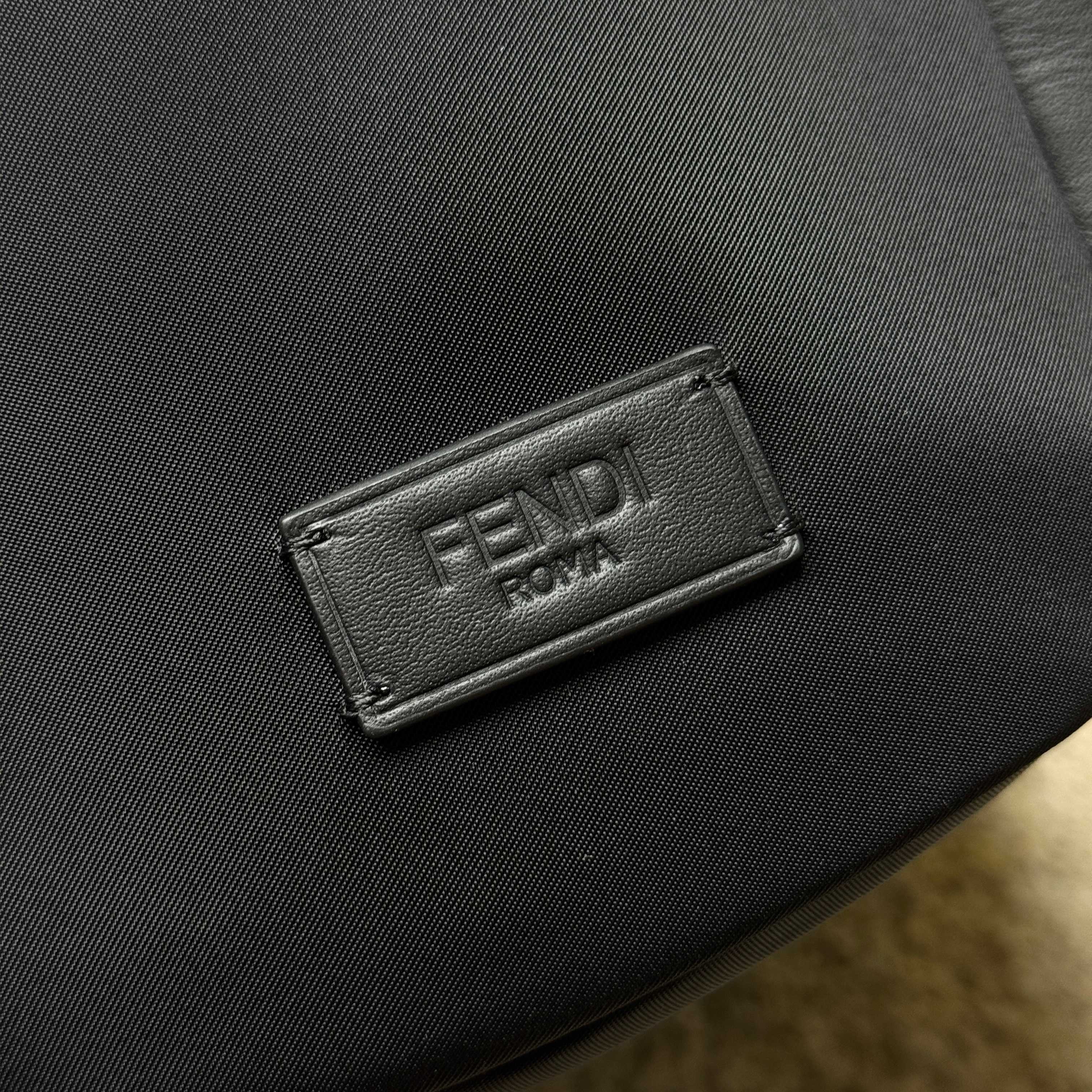 Borsa a tracolla da uomo Fendi Dimensioni: 33*38*16cm