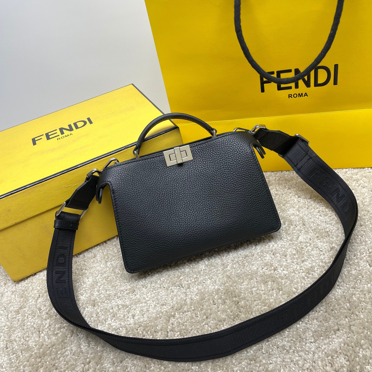 Fendi Einzelne Umhängetasche Größe: 23 * 14 * 6 cm