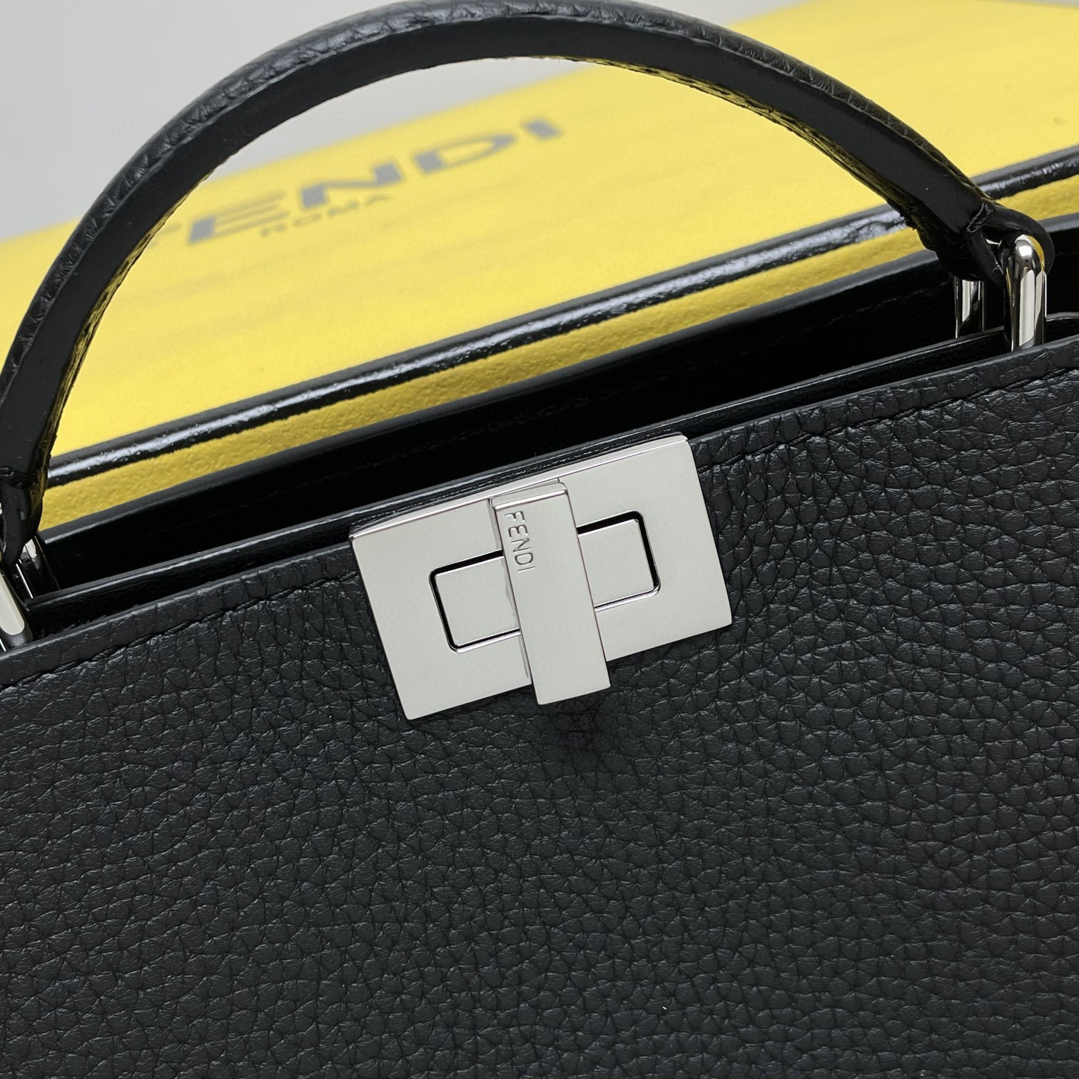 Fendi Einzelne Umhängetasche Größe: 23 * 14 * 6 cm