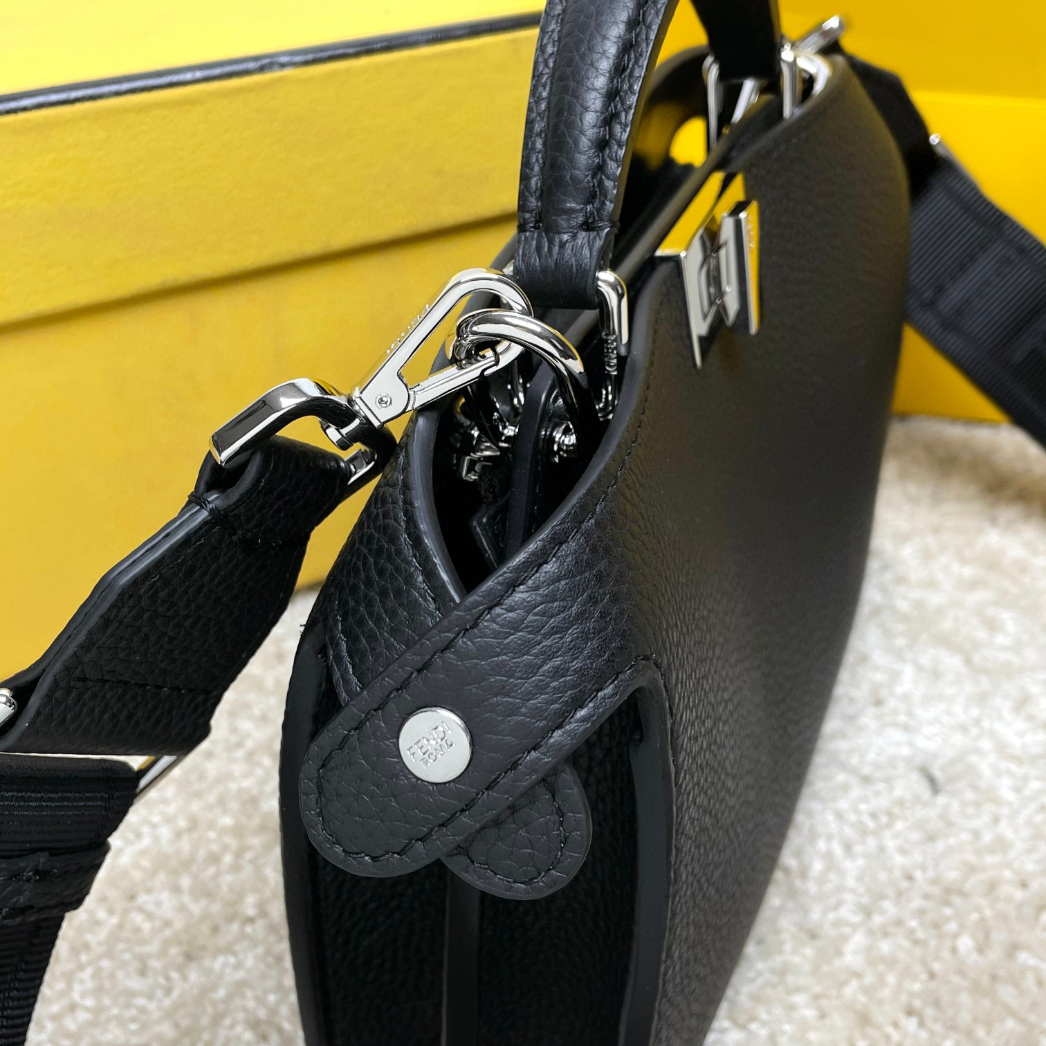 Fendi Einzelne Umhängetasche Größe: 23 * 14 * 6 cm