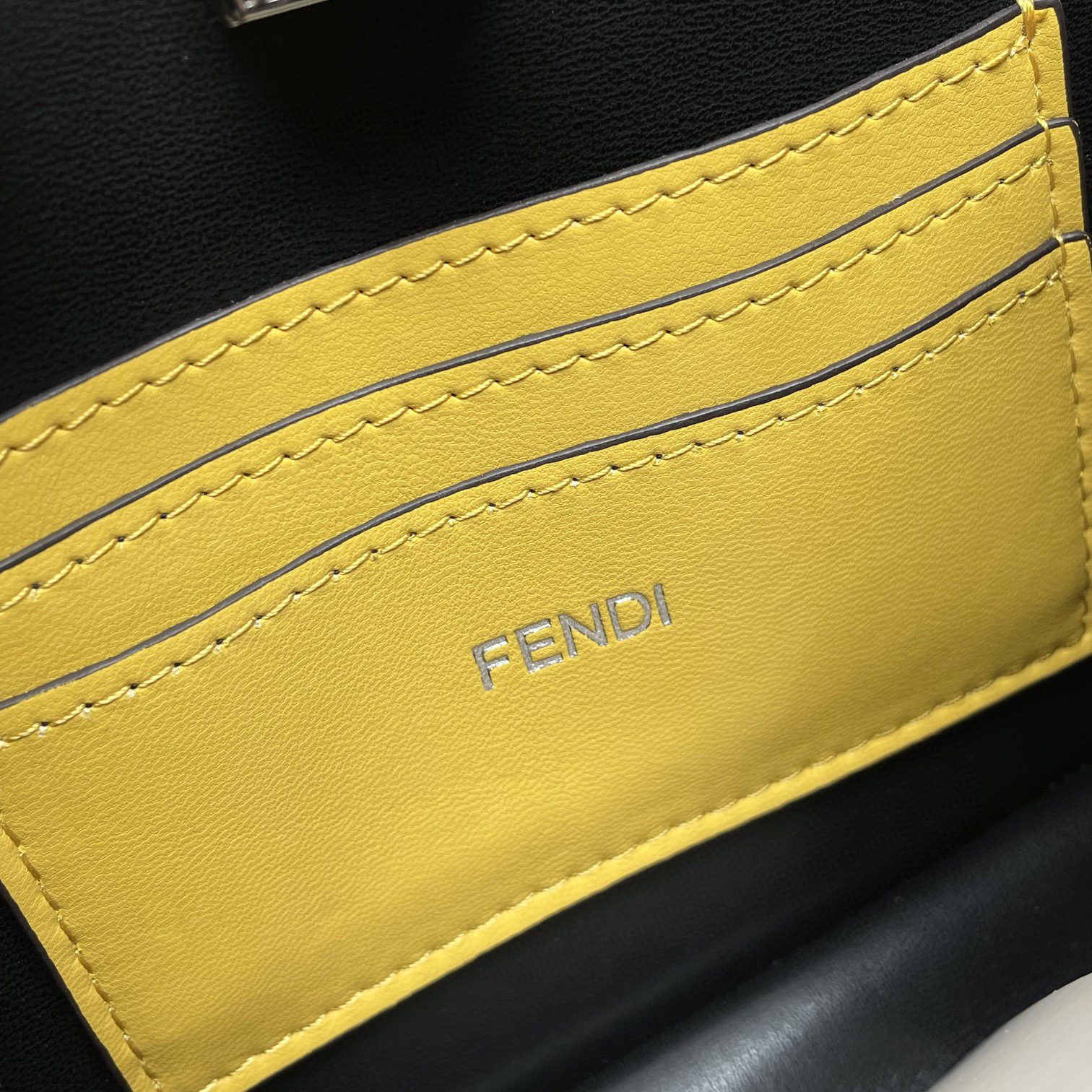 Fendi Einzelne Umhängetasche Größe: 23 * 14 * 6 cm