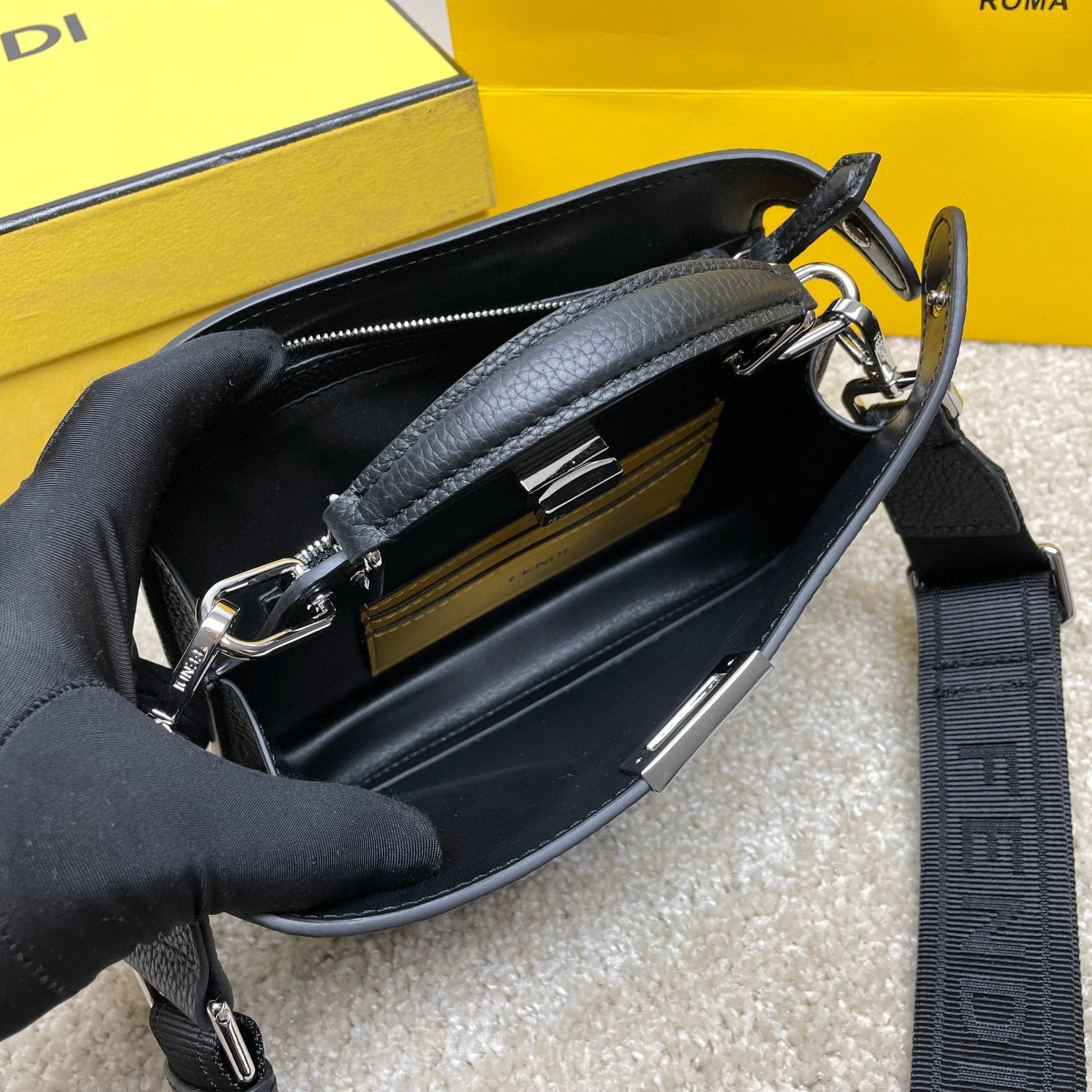 Fendi Einzelne Umhängetasche Größe: 23 * 14 * 6 cm