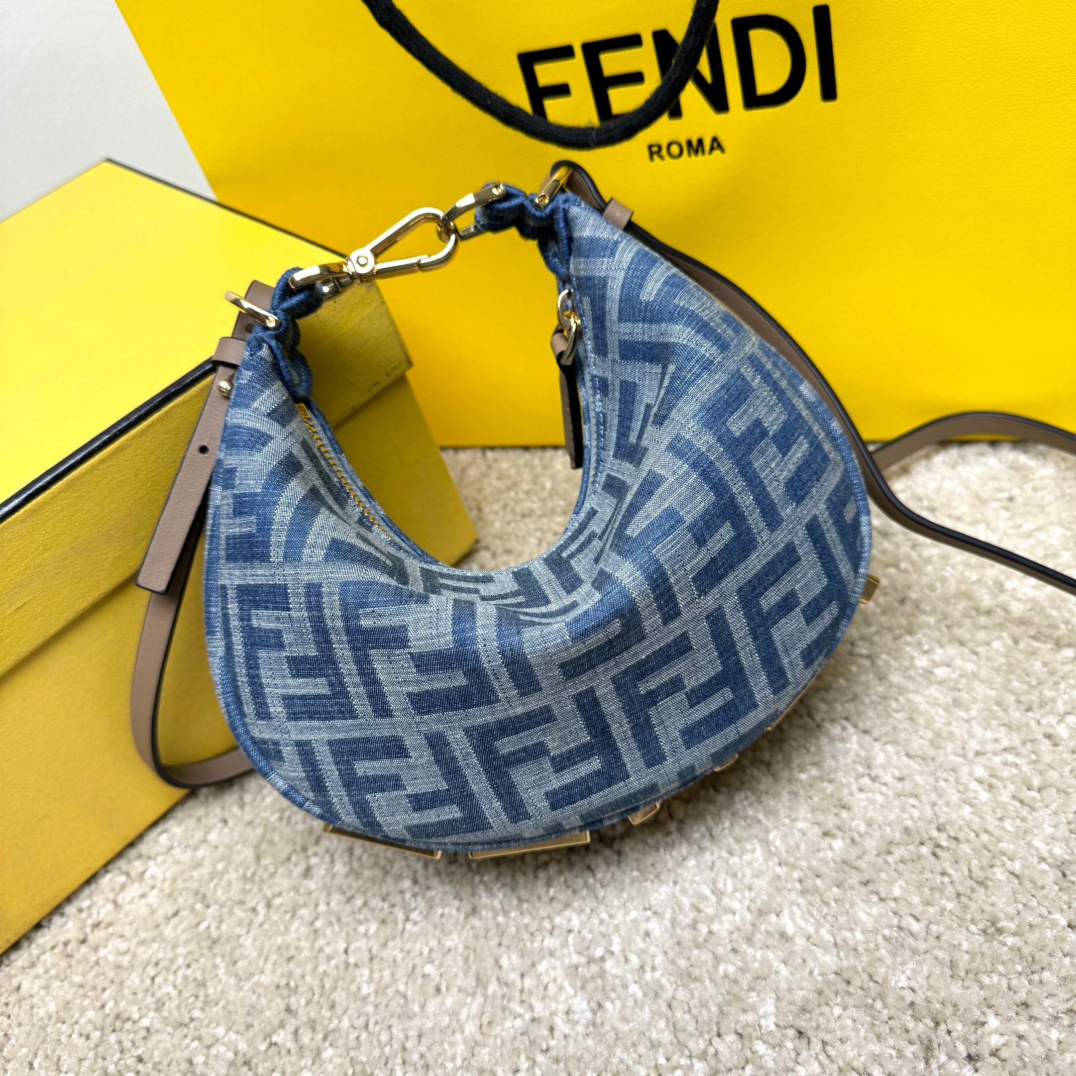 Fendi Herz Monatstasche Größe: 20 x 13 x 7,5 cm