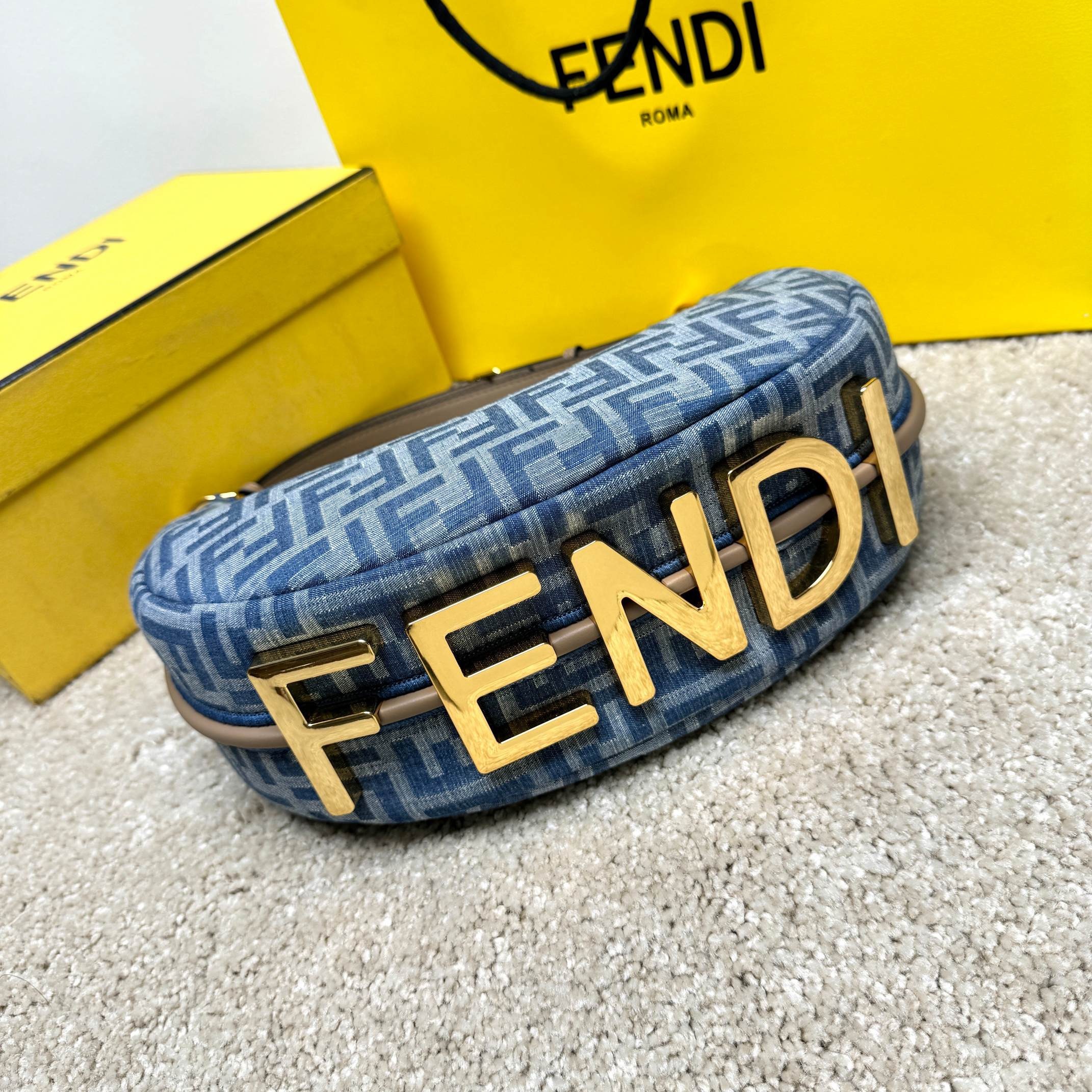 Borsa a forma di cuore Fendi Dimensioni: 29*24*10cm